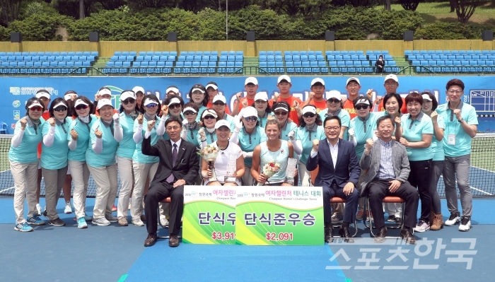 2018 ITF 창원국제 여자챌린저 테니스대회에 우승한 대만출신 Ya-Hsuan LEE 선수(앞 줄 왼쪽에서 두 번째)와 준우승한 러시아 Varvara FLINK 선수(세 번째)가 기념촬영을 하고 있다. <사진=창원시청 제공>