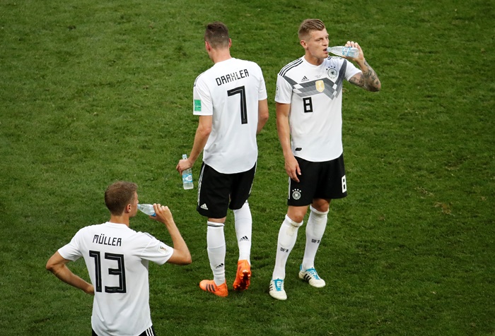 독일 선수들이 18일(한국시간) 러시아 모스크바 루즈니키 스타디움에서 열린 멕시코와 2018 FIFA 러시아 월드컵 F조 첫 경기에서 0-1로 진 뒤 물을 마시며 아쉬운 표정을 짓고 있다. <사진=로이터/연합뉴스>