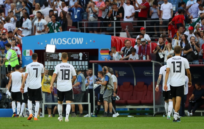 독일 선수들이 18일(한국시간) 러시아 모스크바 루즈니키 스타디움에서 열린 멕시코와 2018 FIFA 러시아 월드컵 F조 첫 경기에서 0-1로 진 뒤 경기장을 빠져나가고 있다. <사진=연합뉴스>