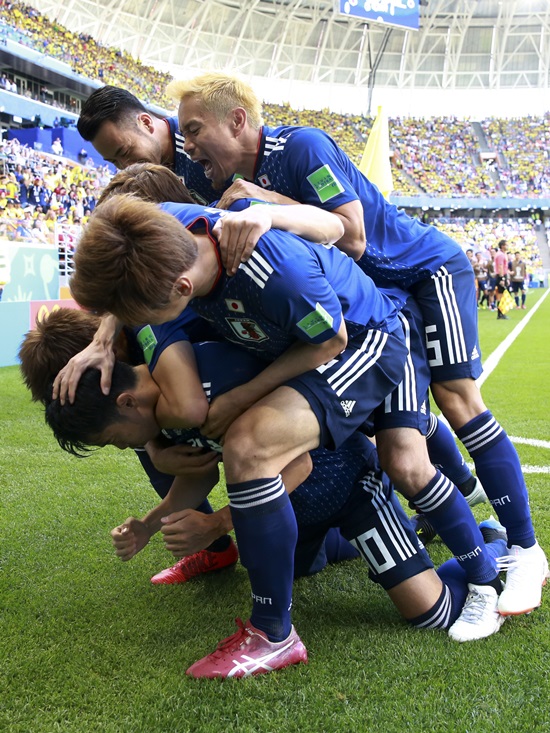 일본 선수들이 19일(한국시간) 러시아 사란스크에서 열린 콜롬비아와 2018 FIFA 러시아 월드컵 H조 첫 경기에서 가가와 신지의 페널티킥 선제골이 나오자 뒤엉켜 기뻐하고 있다. <사진=AP/연합뉴스>