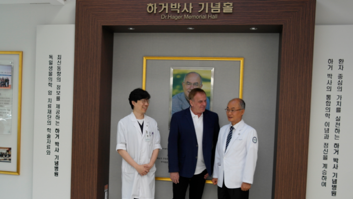 좌측 부터 비오메드요양병원 김인규 병원장, 트로기쉬 박사, 비오메드요양병원 박성주 진료원장