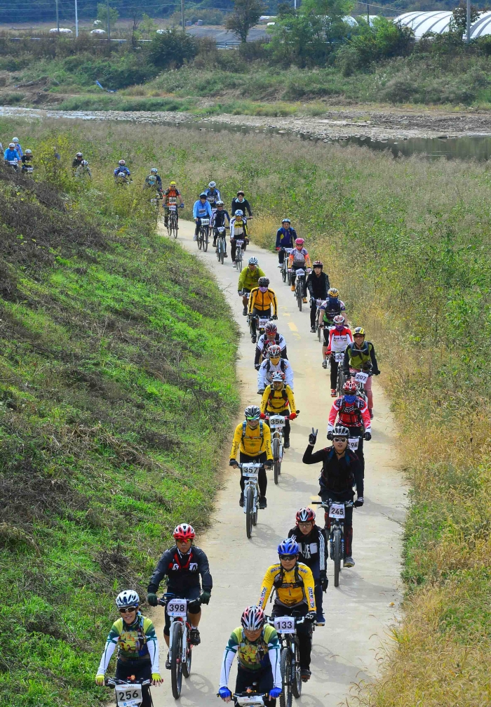 평화누리길 자전거대행진(사진=경기도)