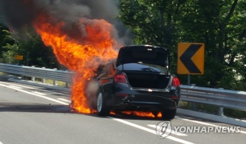 불타는 BMW승용차(사진=연합뉴스)