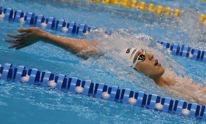 19일 오후 (현지시간) 인도네시아 자카르타 겔로라 붕 카르노 아쿠아틱스타디움에서 열린 2018 자카르타-팔렘방 아시안게임 수영 남자 배영 100m 결승에 출전한 이주호가 역영하고 있다. <사진=연합뉴스>