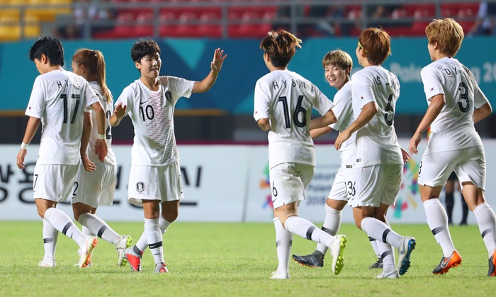 한국여자축구대표팀이 자카르타-팔렘방 아시안게임 8강전에서 홍콩을 만난다. 홍콩을 꺾고 준결승에 오르면 일본과 북한의 승자와 결승 진출을 놓고 다투게 된다. 사진은 인도네시아와 조별리그 마지막 경기에서 골을 넣고 기뻐하는 대표팀 선수들. <사진=연합뉴스>