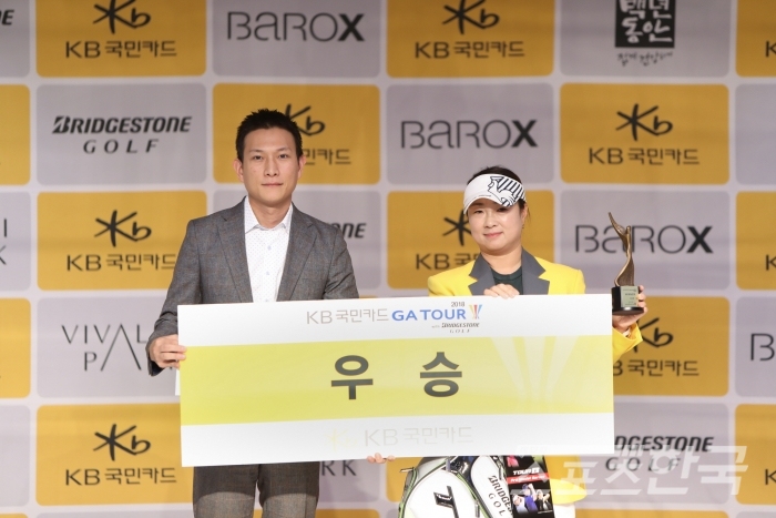 (좌측부터) 골프존 윤상연 과장, 추승현 선수가 ‘2018 KB국민카드 GATOUR with 브리지스톤골프 7차 대회’의 우승자 시상식 기념 촬영을 하고 있다.