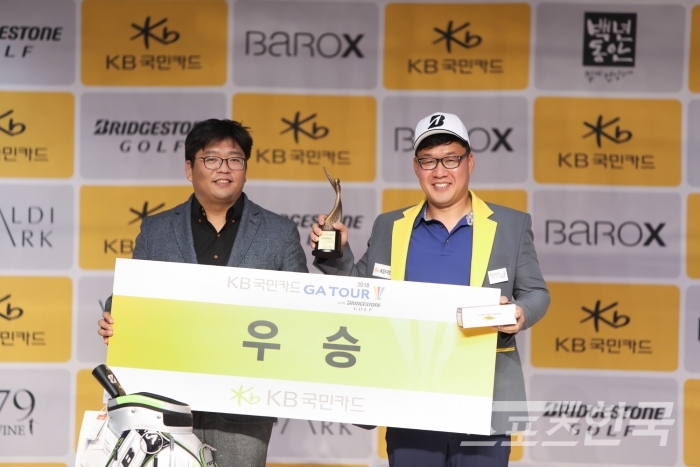 (좌측부터) 골프존 김형석 팀장, 정문오 선수가 ‘2018 KB국민카드 GATOUR with 브리지스톤골프 7차 대회’의 우승자 시상식 기념 촬영을 하고 있다.