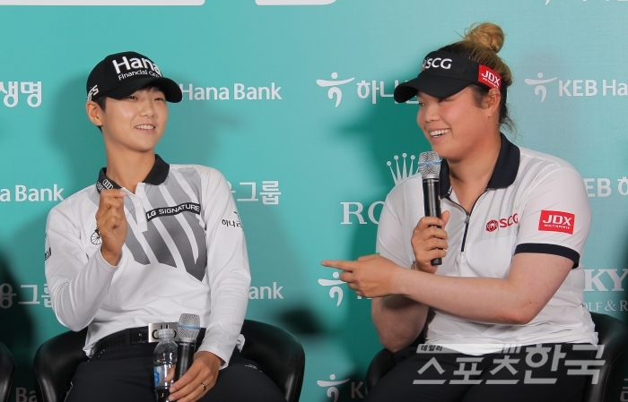 KEB 하나은행 챔피언십 공식 기자회견에 참가한 박성현과 아리야 주타누간 <사진 = JNA 골프>