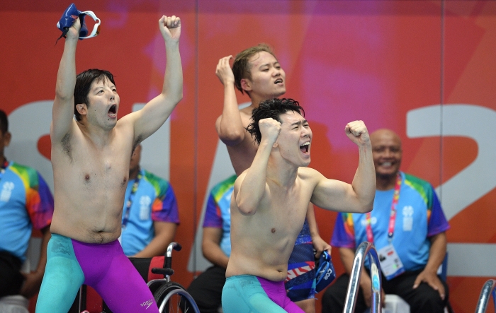수영 계영 400m에 출전한 단일팀 선수들이 은메달로 전광판 표기되자 환호하고 있다<사진=공동취재단>