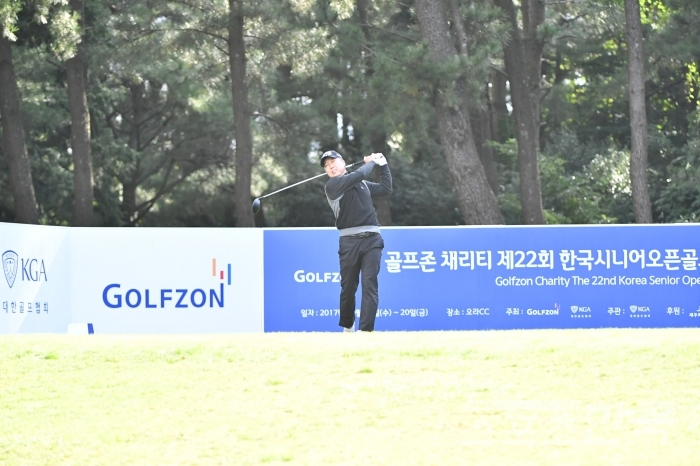 ‘골프존채리티 제23회 한국시니어오픈 골프선수권대회’가 이달 24일부터 26일까지 제주도 오라CC에서 개최된다. 사진은 지난 시즌 우승자 박부원. <사진 = 골프존 제공>