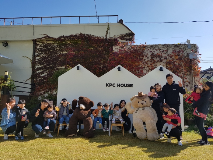 KPC하우스 소프트오픈 중 방문한 어린이들과 가족 단체사진 <사진=대한장애인체육회 제공>