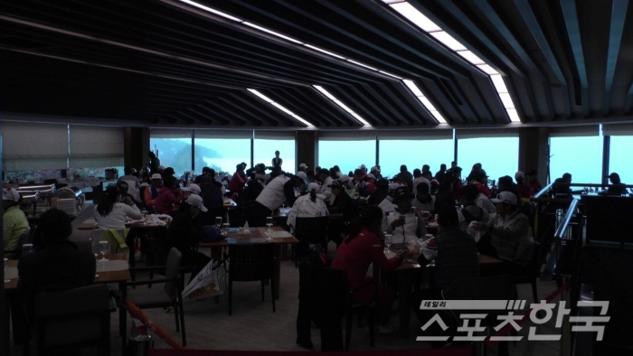짙은 안개로 SK서경 클래식 2라운드가 중단돼 선수들이 클럽하우스 식당에서 휴식을 취하고 있다. / 사진 = 김영식 기자