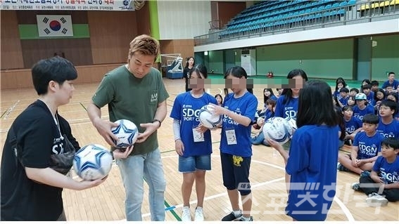 김병지 전 국가대표 골키퍼가 아이들에게 시범을 보이는 장면