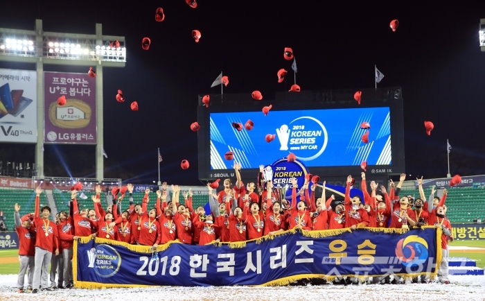 (서울=연합뉴스) 한종찬 기자 = 2018 한국시리즈에서 우승한 SK 와이번스 선수들이 13일 서울 잠실야구장에서 열린 2018 프로야구 한국시리즈 시상식에서 환호하고 있다.