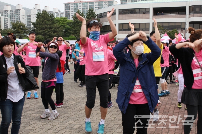핑크마라톤대회 준비운동 장면(사진=부산시)