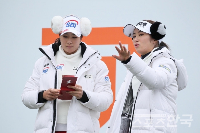 홀 공략을 상의하는 김아림(왼쪽)과 이정은6 / 대회조직위 제공
