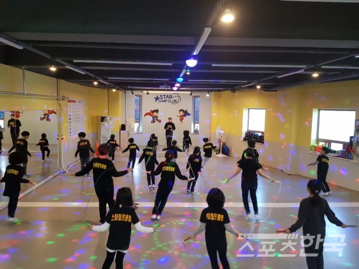 서울 성동구에 있는 스타점프클럽(줄넘기 전문 학원)에서 학생들이 음악에 맞춰 줄넘기 동작을 하고 있다. / 스타점프클럽 제공