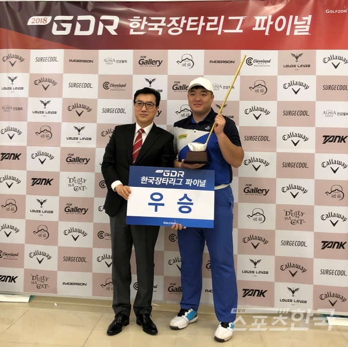 (좌측부터) 시상자 박기원 대표와 최종 우승자 홍현준 / 골프존 제공