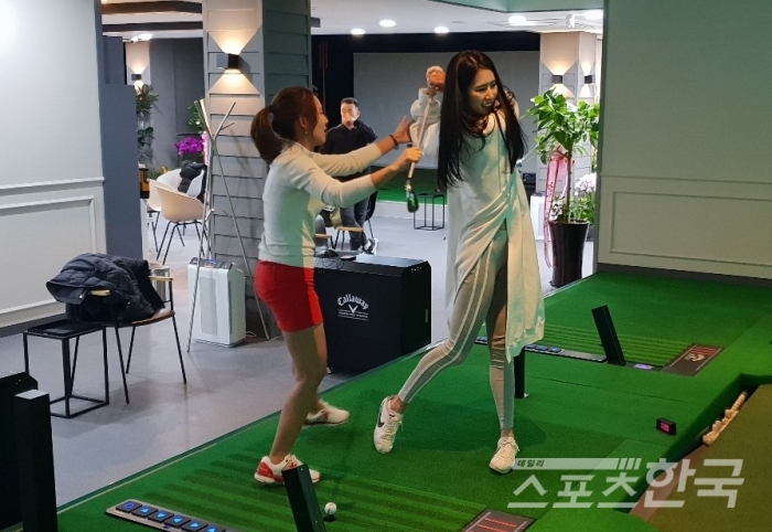 김수현 원장에게 골프 레슨을 받고 있는 박기량 