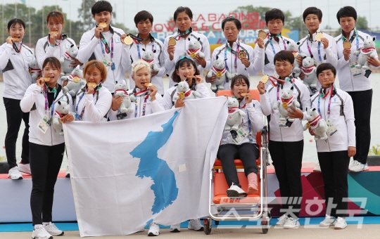 조정·카누 경기장에서 열린 카누용선 500미터 여자 시상식에서 금메달을 딴 단일팀 선수들이 기념촬영을 하고 있다