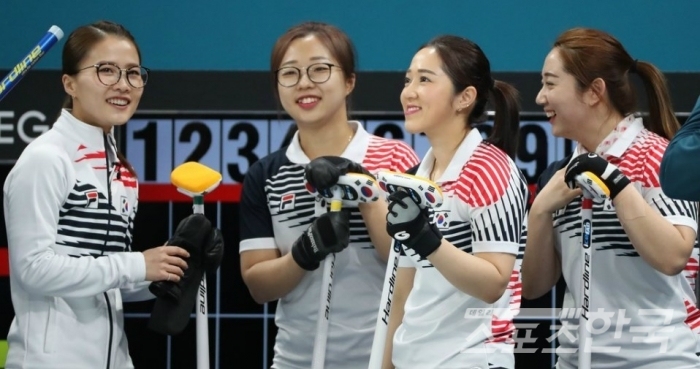 결승전을 앞두고 대화하고 있는 대표팀. 왼쪽부터김은정, 김선영, 김경애, 김영미
