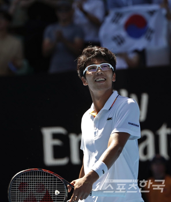 정현이 호주오픈 테니스대회 8강전에서 미국의 테니스 샌드그렌에게 승리 후 미소를 짓고 있다