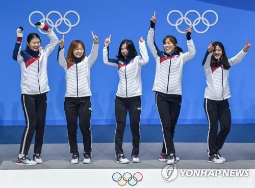 여자 쇼트트랙 3,000m 계주에서 금메달을 차지한 한국 심석희(왼쪽부터), 최민정, 김예진, 김아랑, 이유빈