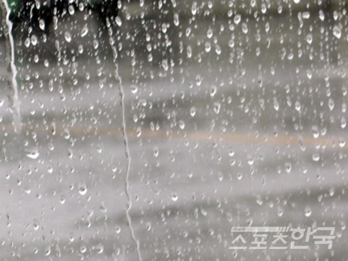 버스 창문에 흐르는 빗방울