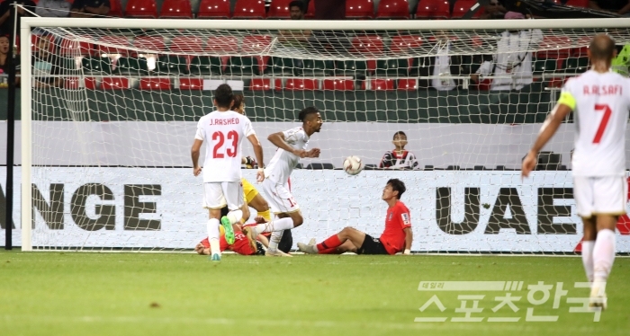 한국 선수들이 바레인에게 동점골을 허용한 뒤 아쉬워하고 있다. <사진=연합뉴스>