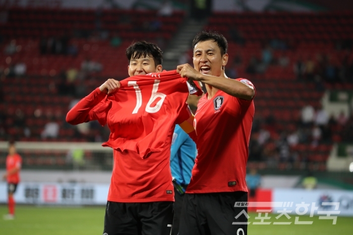 김진수의 결승골이 터진 뒤 한국 선수들이 기성용의 유니폼을 들고 기쁨을 나누고 있다. <사진=연합뉴스>
