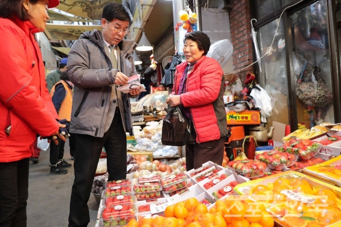 통인시장 방문해 재래시장 상품을 구입하며 상인들과 대화중인 한국마사회 김낙순 회장(왼쪽)