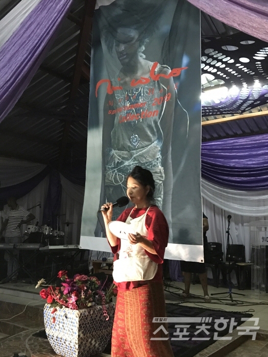 아프리카 패션쇼장에서, 행사에 앞서 인사말하는 홍미화 디자이너