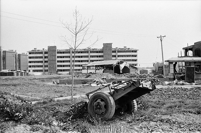 1982년 유적지 발굴조사 작업이 진행되던 당시의 석촌동. 뒤로 보이는 가락시영아파트 자리엔 헬리오시티 아파트가 들어섰다.