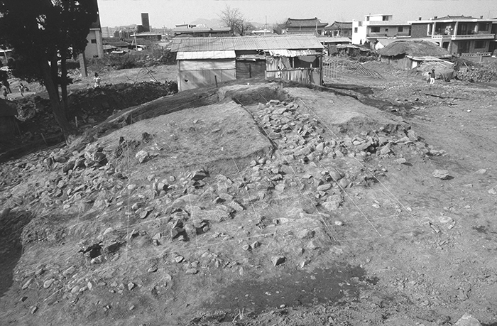 1982년 고분 발굴 장면. 동네 여기저기에서 발굴작업이 이뤄지고 있었다.