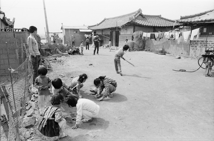 집앞 공터에서 소꿉놀이와 공놀이를 하는 아이들. 1982년 모습.