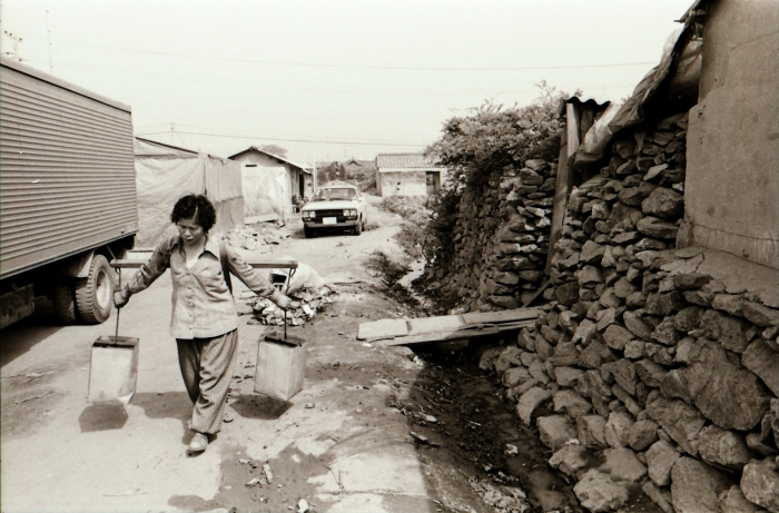 물지게를 지고 물을 나르던 아낙의 모습. 1982년.