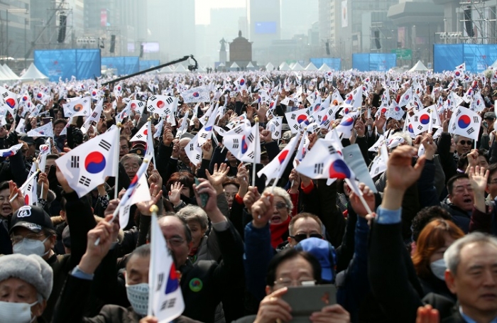 1일 오전 서울 광화문광장에서 열린 제100주년 3ㆍ1절 중앙기념식에서 참석자들이 만세삼창을 하고 있다.