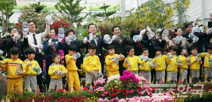 함평군은 21일 삼애어린이집 어린이 등 100여 명과 함께 함평엑스포공원 다육식물관에서 배추흰나비 외 3종의 나비 2019마리를 날리며 축제 성공을 기원했다. <사진=함평군청 제공>