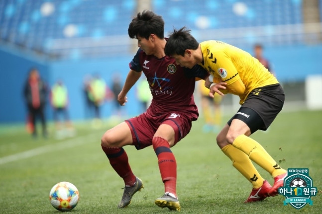 치열한 볼 경합을 펼치는 양 팀 선수들 <사진=한국프로축구연맹>