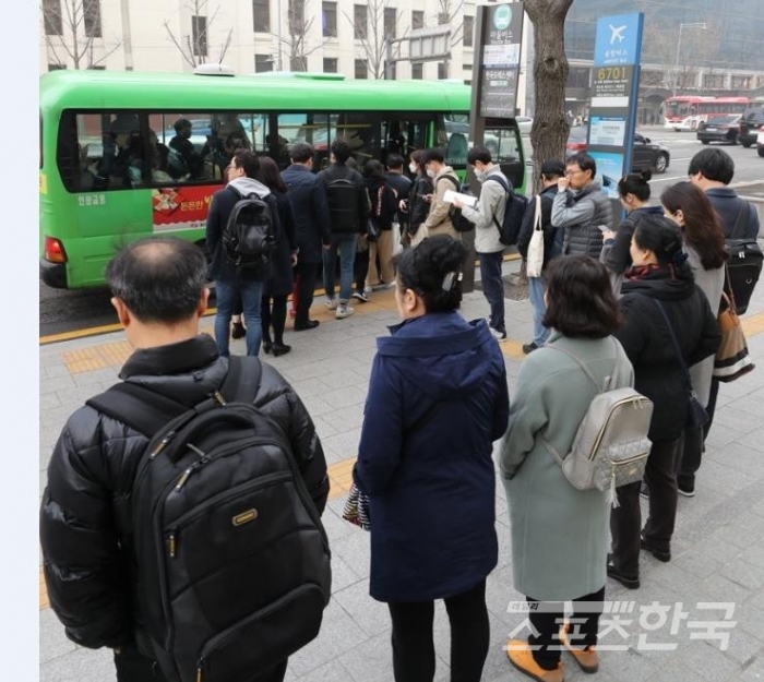 버스를 기다리는 시민들
