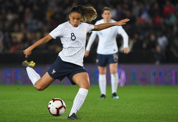 슈팅하는 프랑스 여자축구 국가대표 델핀 카스카리노. <사진=AFP/연합뉴스>