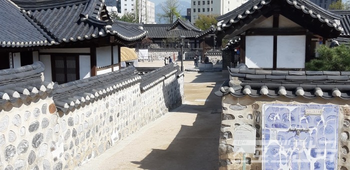 이승업(왼쪽) 김춘영 가옥 골목길