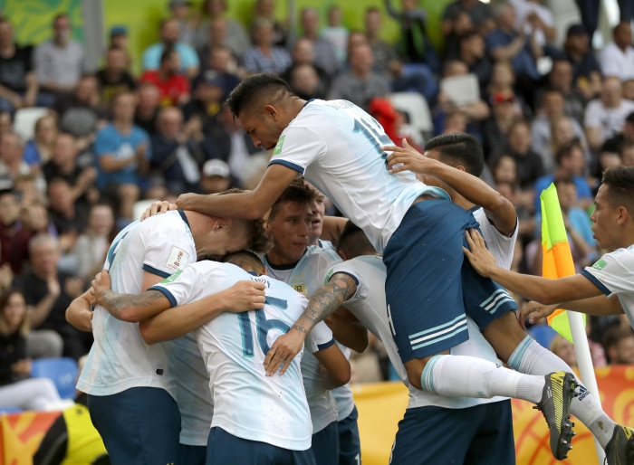 득점에 성공한 아르헨티나 선수들이 기쁨을 나누고 있다. <사진=AP/연합뉴스>
