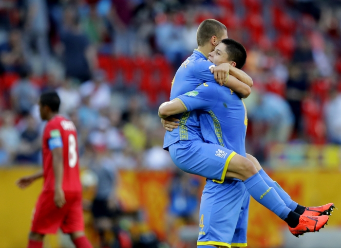 득점에 성공한 우크라이나 선수들이 기쁨을 나누고 있다. <사진=AP/연합뉴스>