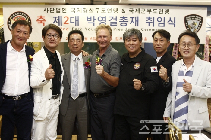 국제경찰무도연맹 제2대 총재에 취임한 박영걸(왼쪽에서 세번째)