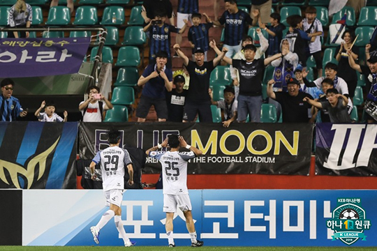 극장골 이후, 팬들에게 인사하는 이제호(22) <사진=한국프로축구연맹>