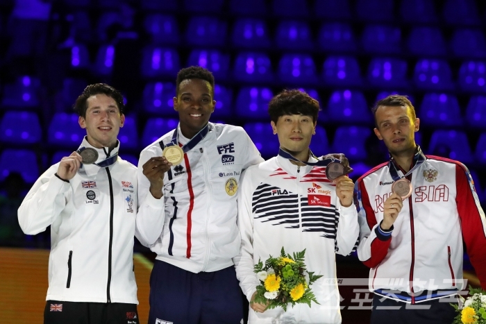 21일(한국시간) 펜싱 세계선수권대회에서 동메달을 목에건 손영기(사진 왼쪽에서 두 번째) / 국제펜싱연맹 제공