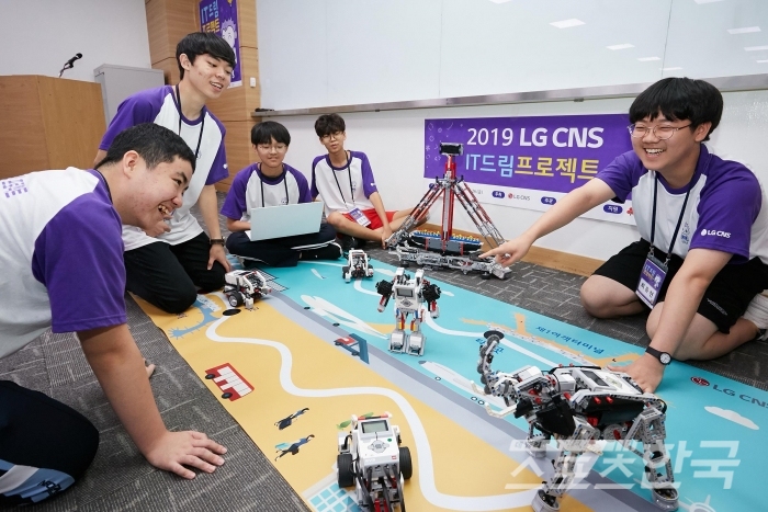 LG CNS IT드림프로젝트에서 학생들이 자율주행차를 개발해 실습하고 있는 모습 / LG CNS 제공
