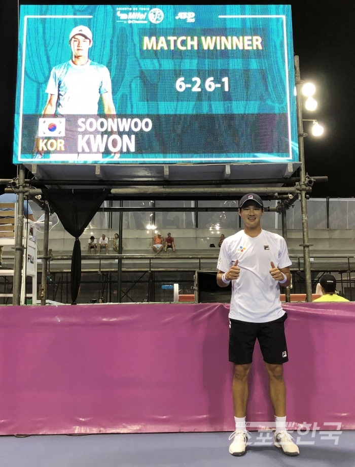 권순우가 지난 30일(현지시간) 멕시코 로스카보스에서 열린 남자프로테니스(ATP) 투어 멕시코 오픈 대회 단식 본선 1회전에서 승리, 2주 연속 16강 진출에 성공한 뒤 기념촬영 하고 있다. / 스포티즌 제공