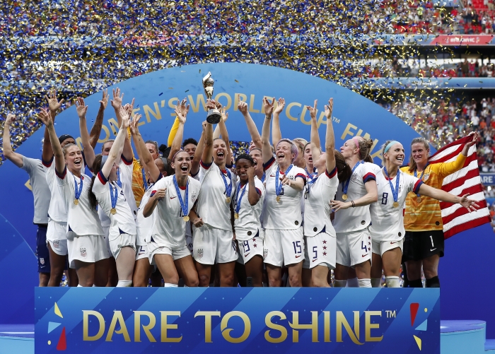 미국 축구대표팀 선수들이 지난 7일(현지시간) 프랑스 리옹에서 열린 네덜란드와의 국제축구연맹(FIFA) 여자 월드컵 결승전에서 2-0으로 승리, 우승을 차지한 뒤 기뻐하고 있다. 여자 FIFA 랭킹 1위인 미국은 2015년 캐나다 대회에 이어 2회 연속 우승 트로피를 차지했다. / EPA 연합뉴스 제공
